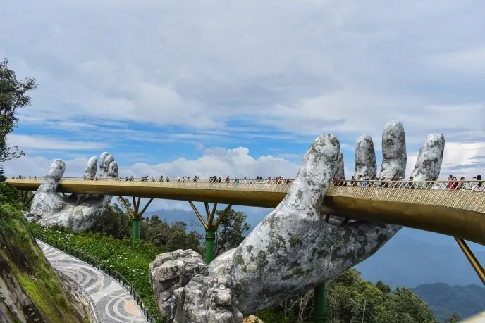golden bridge da nang vietnam
