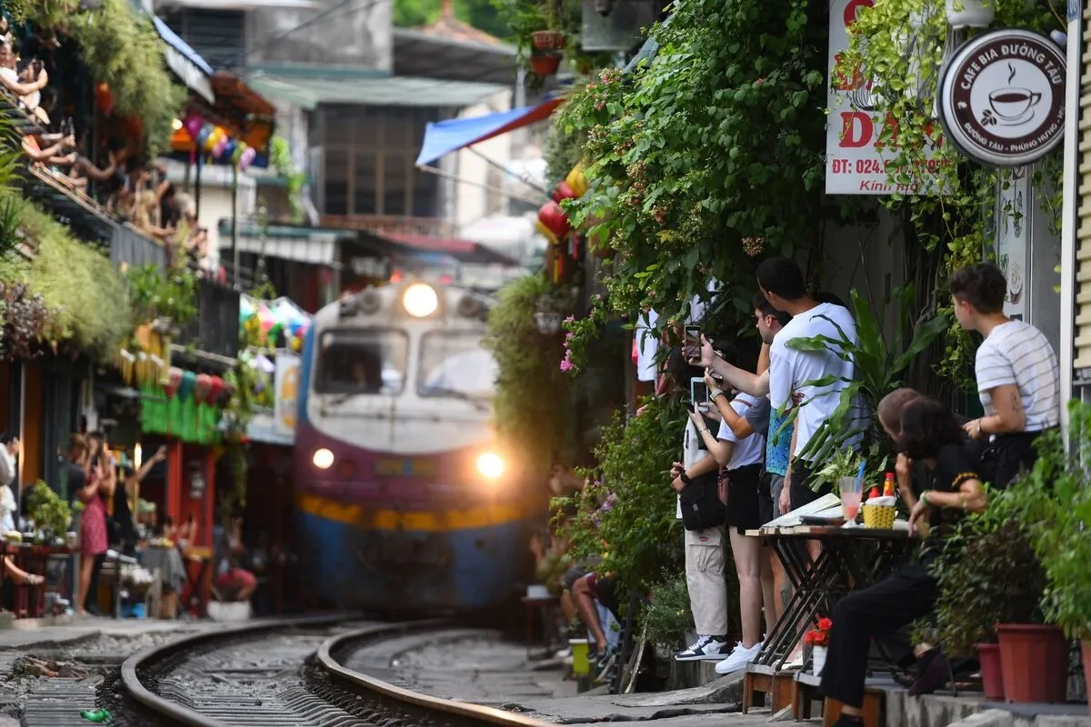 One of the destinations that attracts visitors to enjoy the train passing by