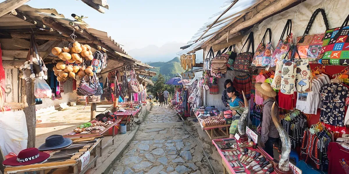 Shopping and shopping for travel souvenirs in Vietnam