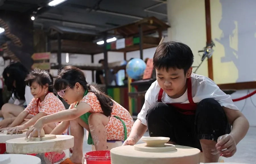 Làng gốm Bát Tràng thu hút rất nhiều khách du lịch ghé thăm