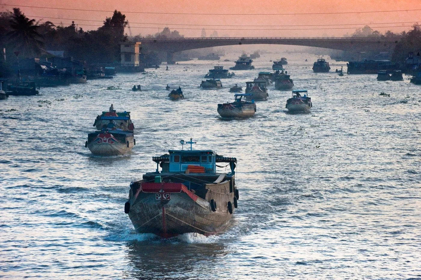 The waterway transportation industry is bustling and bustling