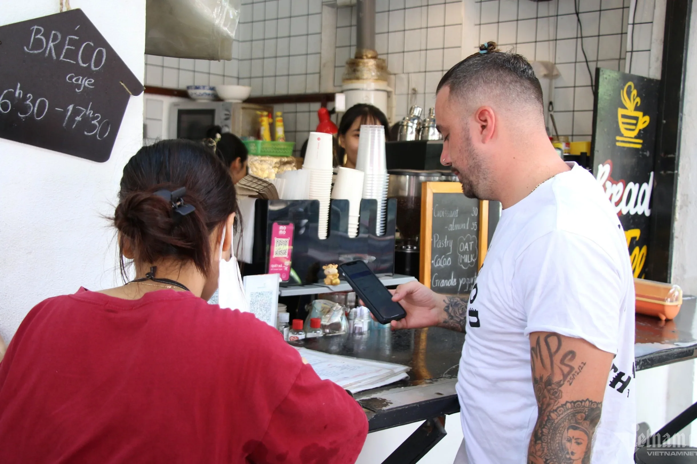 Westerner' street in Da Nang accepts non-cash payments