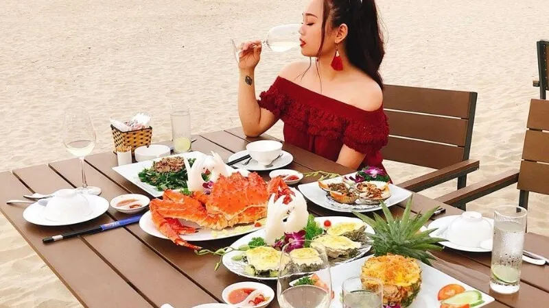 Thưởng thức ẩm thực bên bãi biển Xuân Thiều
