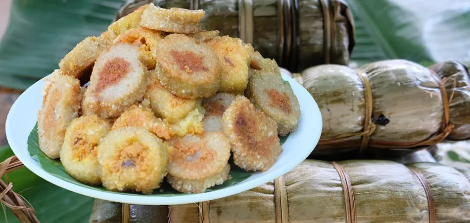 Sticky rice cake with pork and mung bean