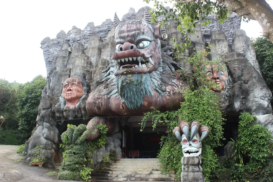 Uniqueness at Am Cung