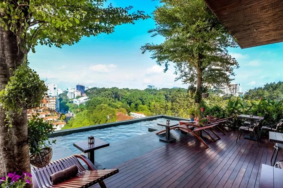 Silverland Yen Hotel is 200m from Ben Thanh market