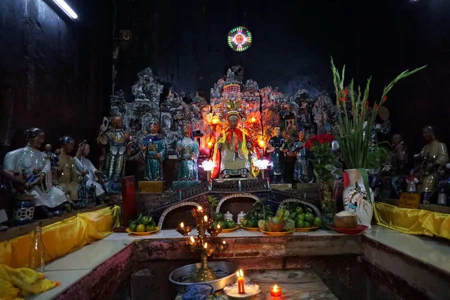 Kim Hoa Thanh Mau worship area