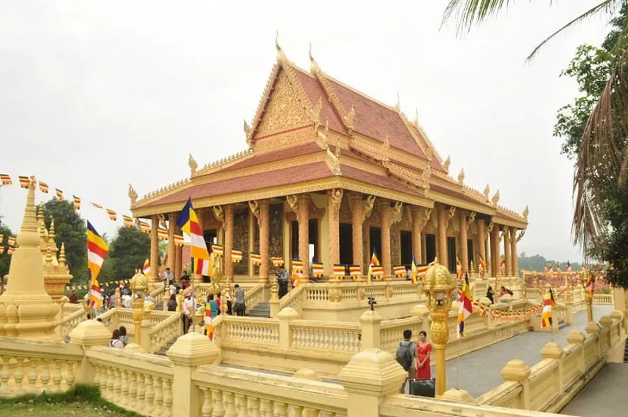 Làng Văn hóa dân tộc với nhiều công trình kiến trúc độc đáo