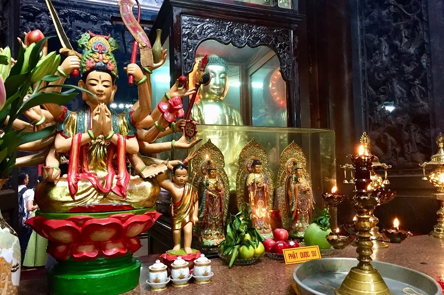 Statue of Avalokiteshvara at Jade Emperor Pagoda
