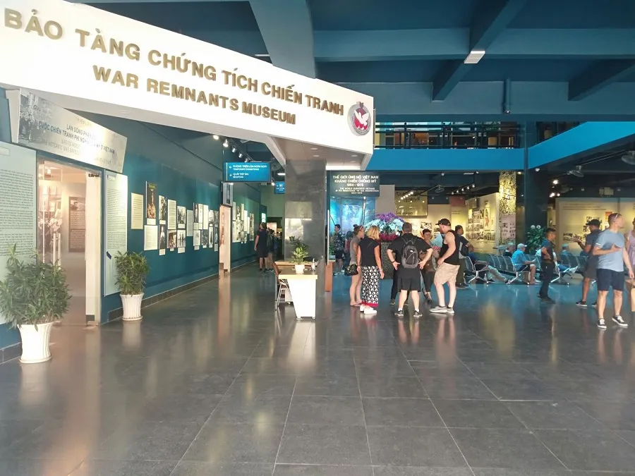 The hall of the Ho Chi Minh Remnants Museum is very crowded with tourists