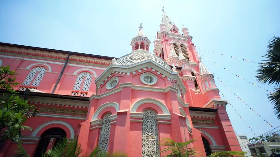 Tháp phụ mang vẻ lãng mạn