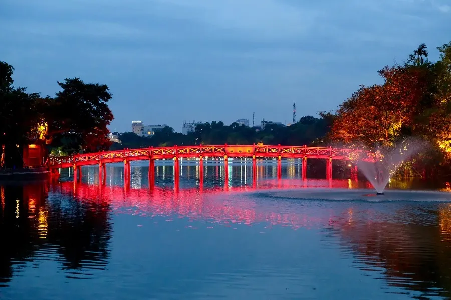 The Huc Bridge has a romantic character