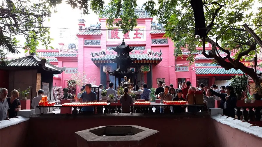 The Jade Emperor Temple attracts a large number of tourists every year, especially during holidays