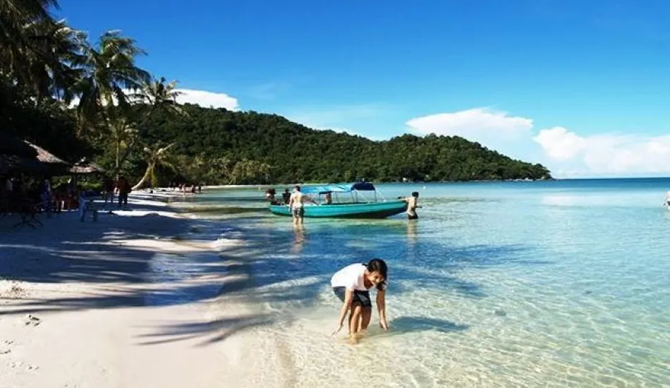 Go to Khem Phu Quoc beach by boat