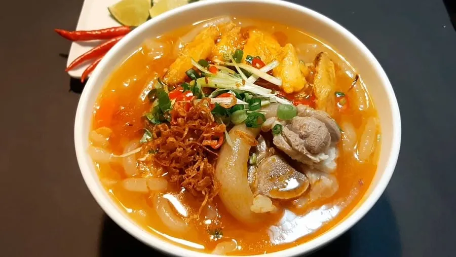 Bánh canh là món ăn hấp dẫn gần chùa Bửu Long