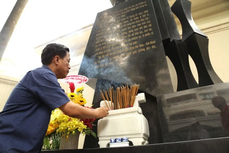 Memorial stele reminds of fallen heroes