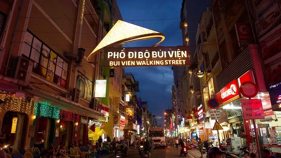 Phố đi bộ Bùi Viện rực rỡ về đêm với nhiều món ăn hấp dẫn