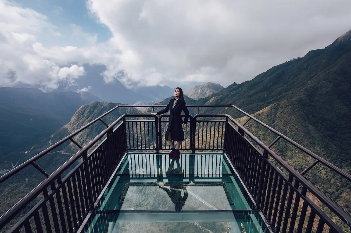 Admire the scenery from SaPa Kinh bridge