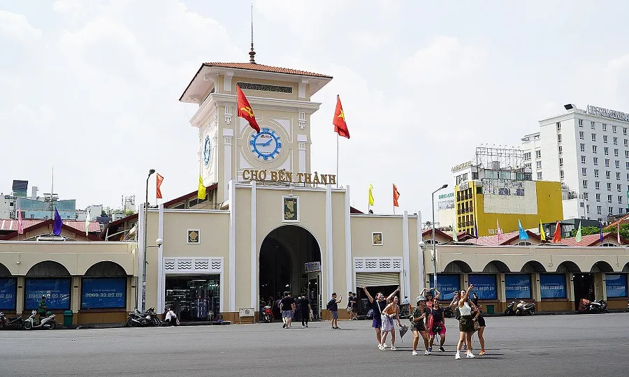 Ben Thanh Market always "attracts" tourists with many new things