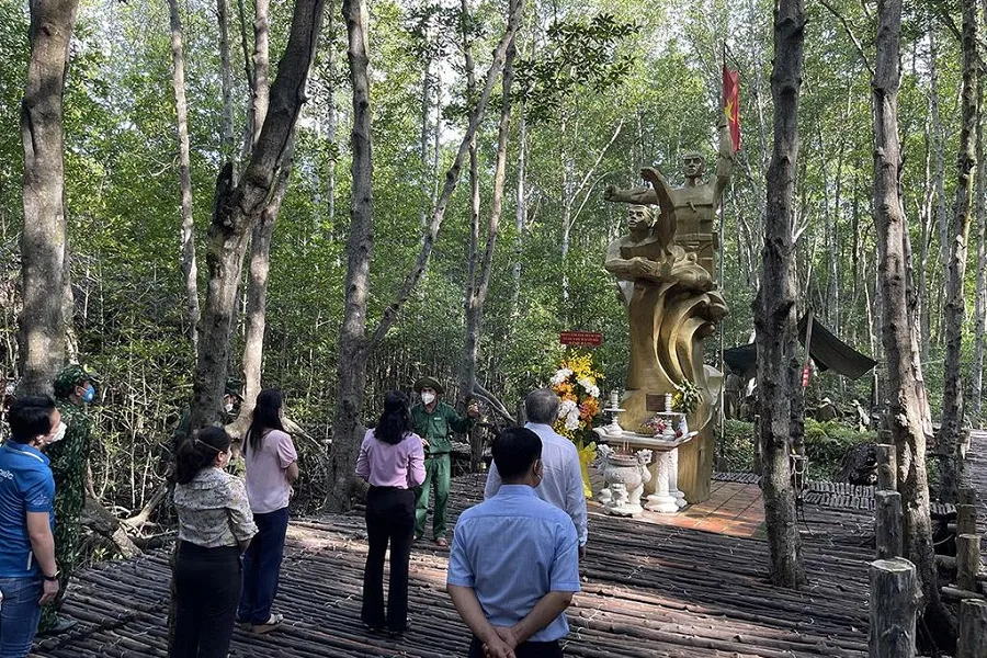 Learn about the history of the national struggle at the 10th Martyrs' Cemetery