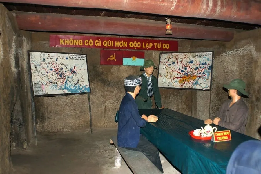 Địa đạo bố trí nhiều khu vực tái hiện khung cảnh chiến trang xưa