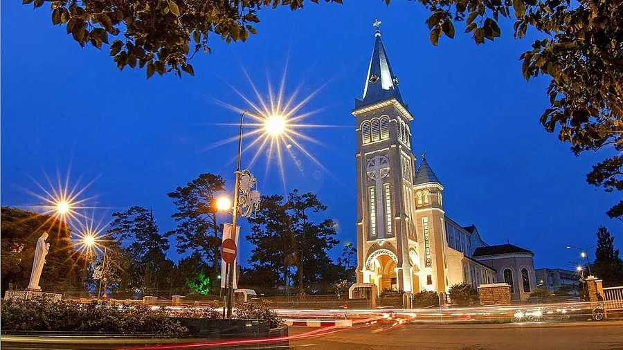 Nhà thờ Con Gà rực rỡ ánh đèn