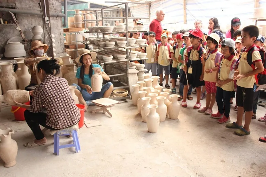Bat Trang pottery making tour brings many experiences with traditional craft villages