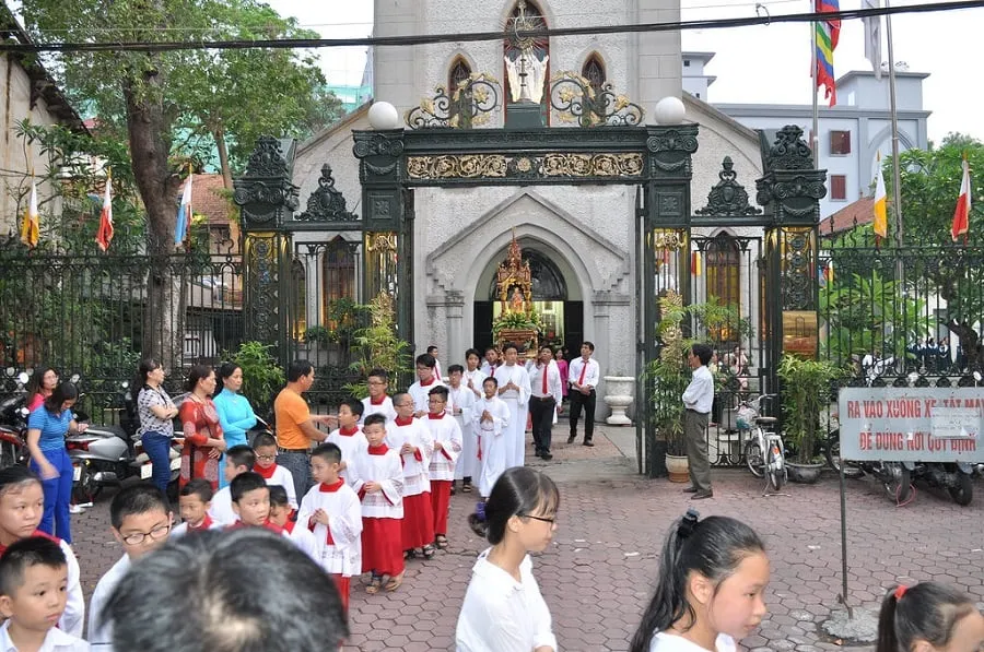 Nhà thờ Hàm Long là nơi diễn ra nhiều buổi lẽ Công giáo thu hút sự tham dự của người dân