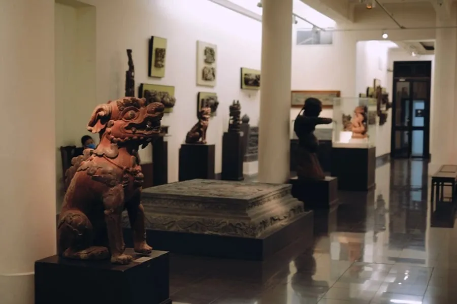 In addition to paintings, there are many ancient sculptures