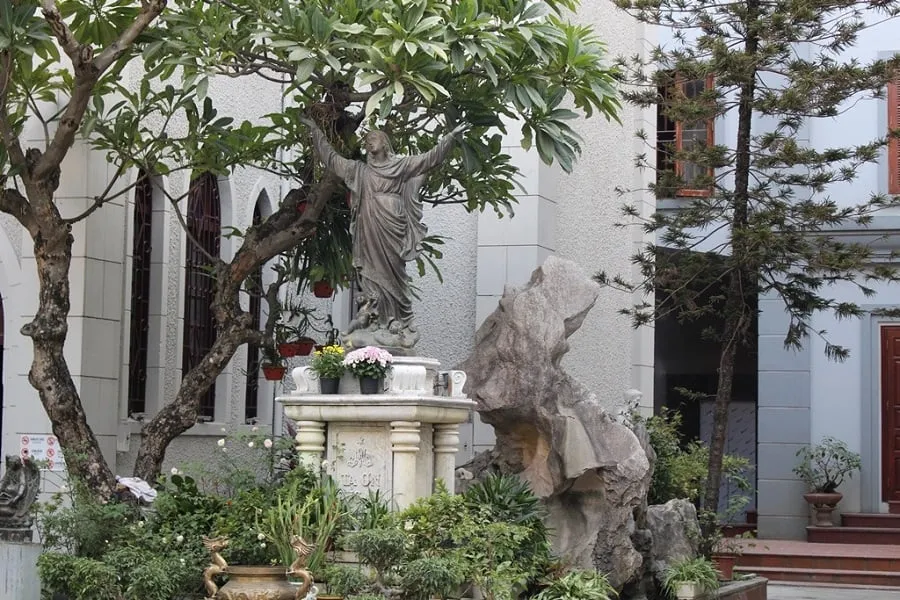 Quanh sân nhà thờ có rất nhiều tượng đá được điêu khác tỉ mỉ