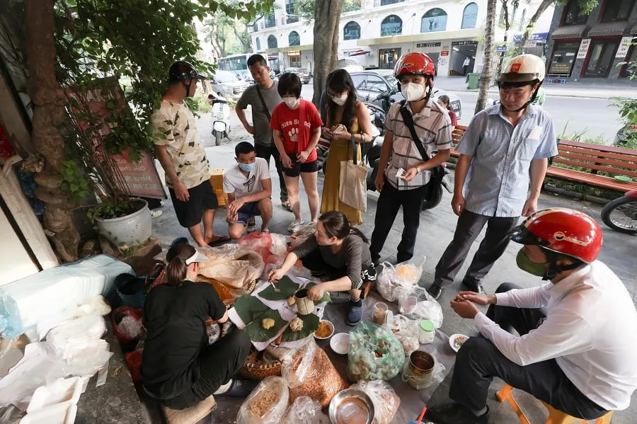 Ms. May's sticky rice attracts a large number of customers every day