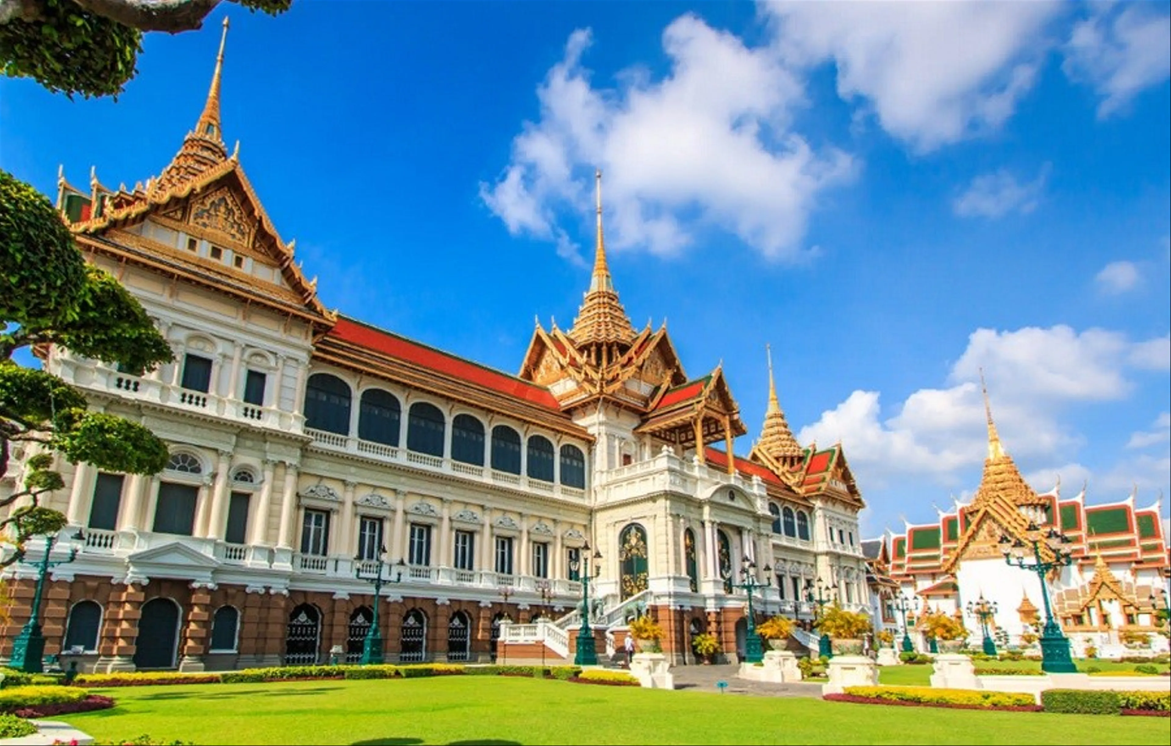 Khám phá quanh cung điện Hoàng Gia và tìm kiếm những điều thú vị