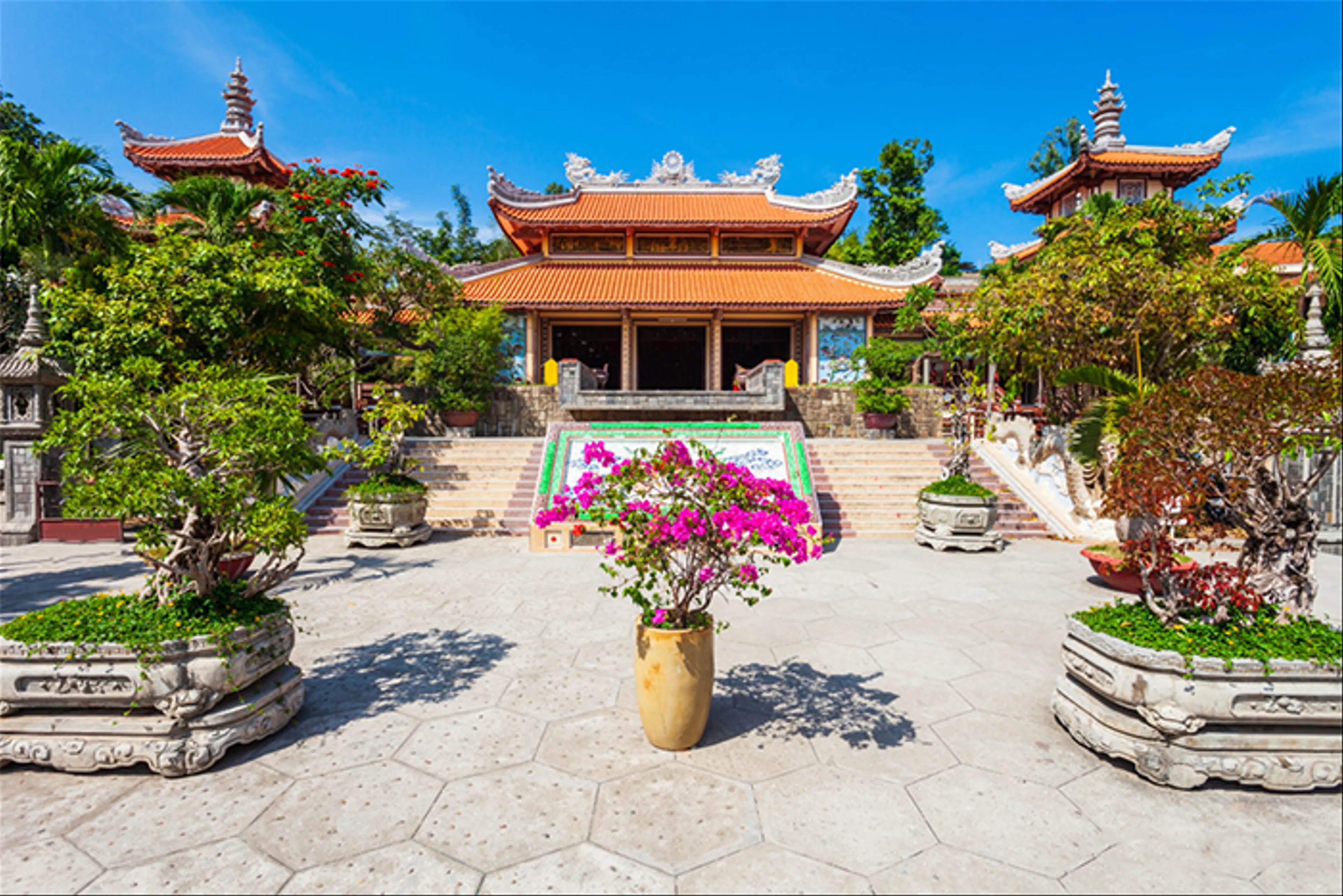 Chùa Long Sơn Nha Trang - Ngôi chùa tâm linh và công trình kiến trúc đặc sắc của thành phố biển