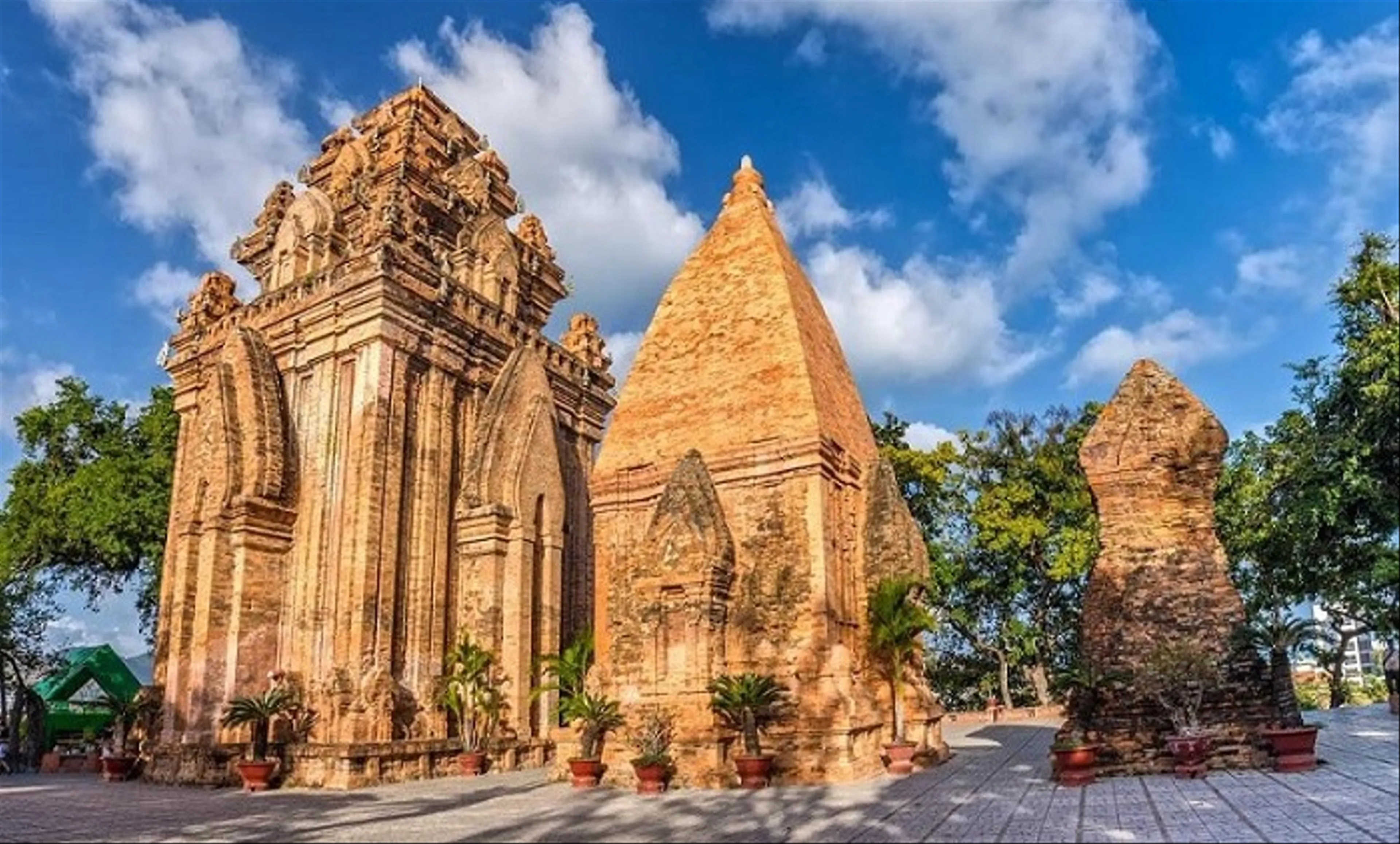 Tháp Bà Ponagar - Điểm đến văn hóa và tâm linh nổi tiếng tại Nha Trang