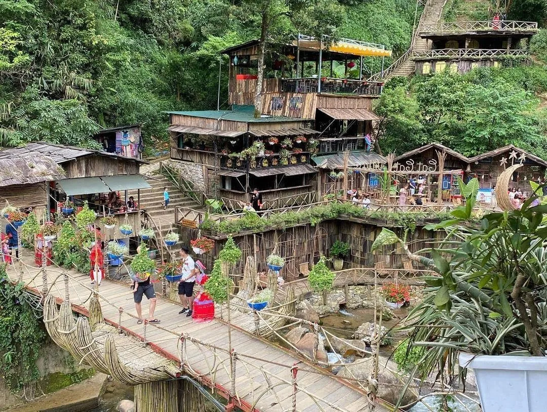 Du khách tham quan bản Cát Cát