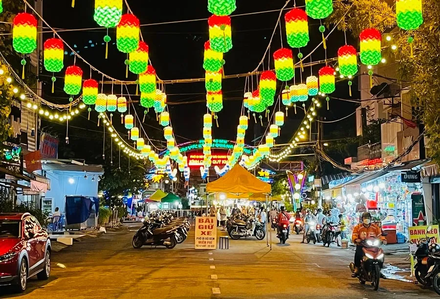 Ho Thi Ky Market is located prominently in the middle of a bustling street