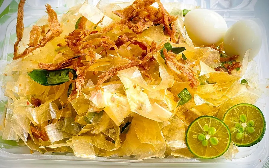 Mixed rice paper is a snack with strong Saigon flavor