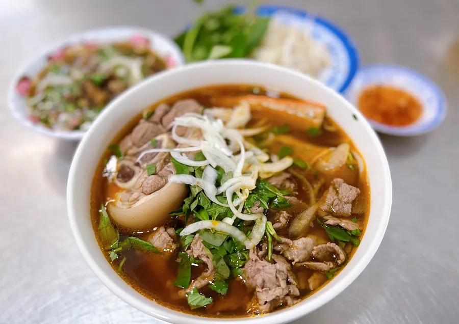 Bún bò vỉa hè mang hương vị đậm đà