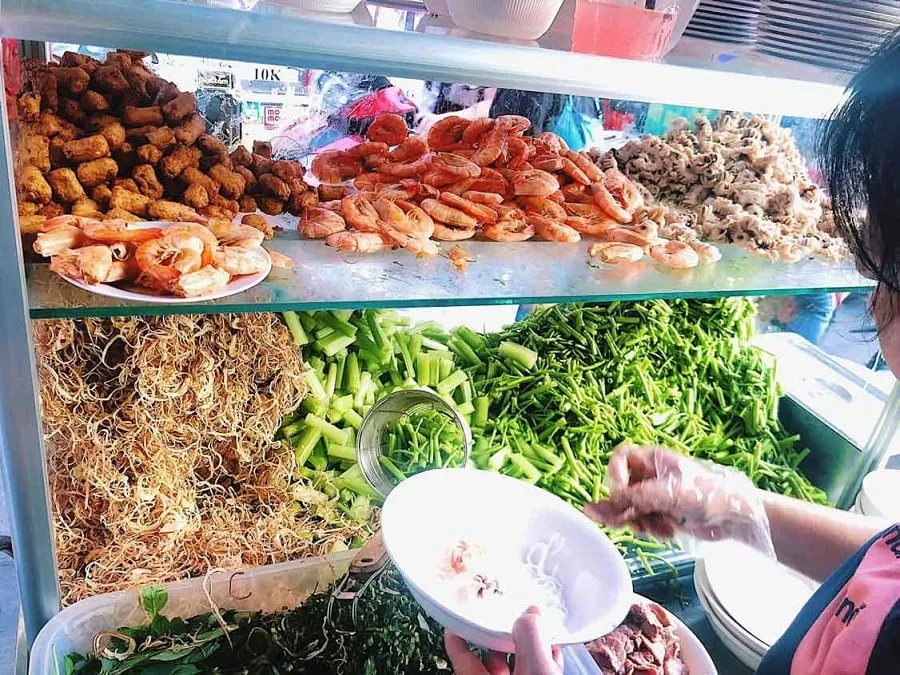 Cambodian vermicelli served with many vegetables