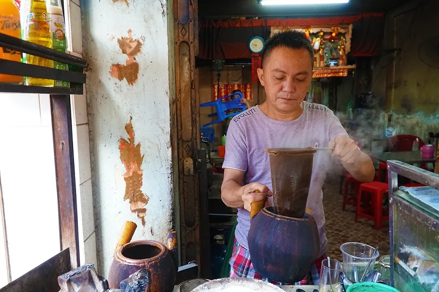 Uncle Thanh's racket cafe is loved by many fans