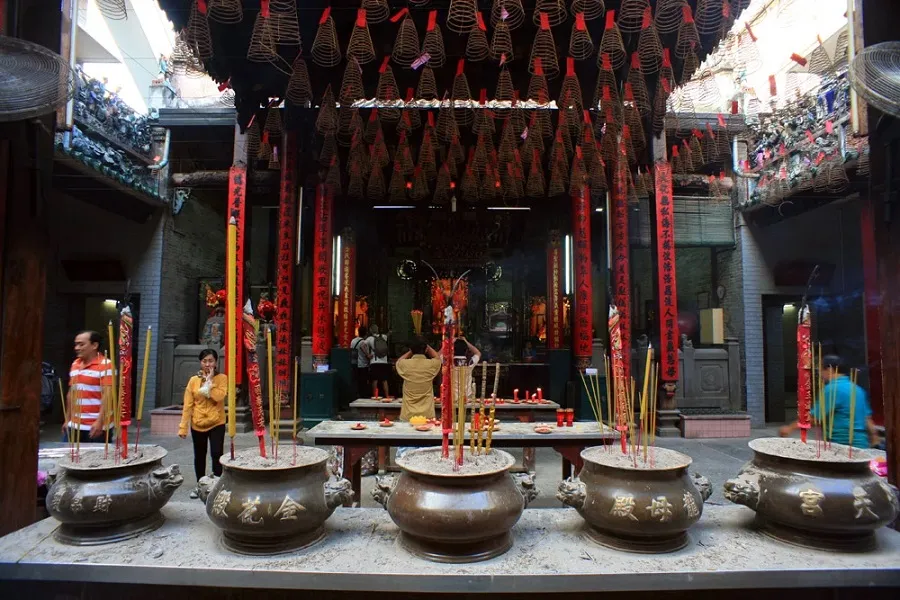 Many parallel sentences are pasted on pagoda pillars