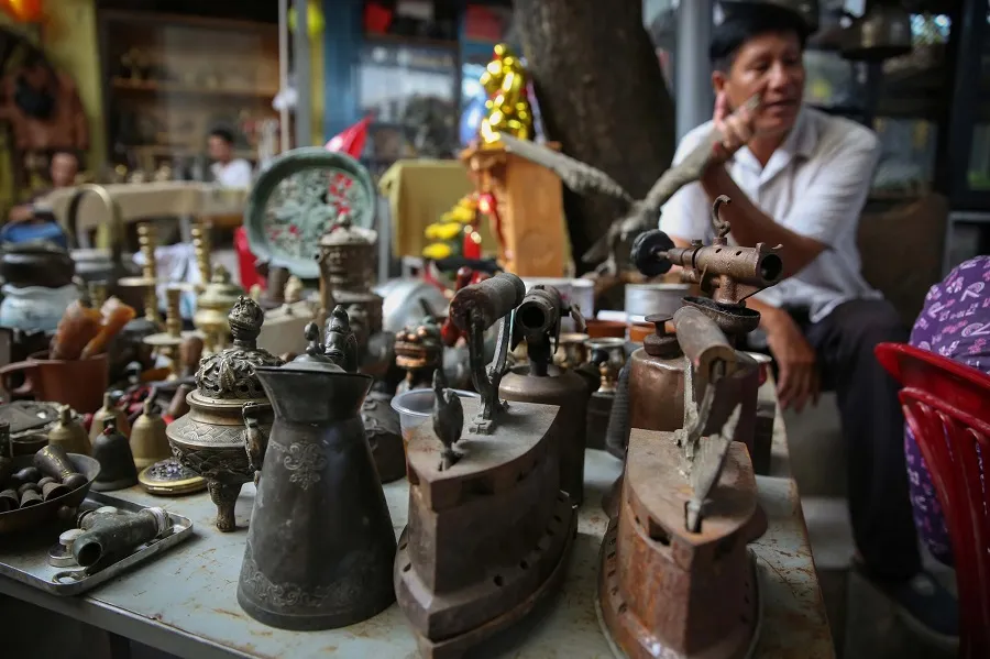 Chợ Dương Bá Trạc với nhiều món đồ cổ độc lạ