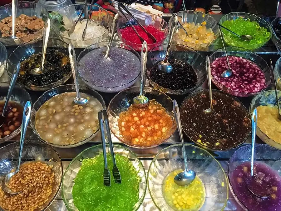Dong Xuan Market is a famous large market in Hanoi