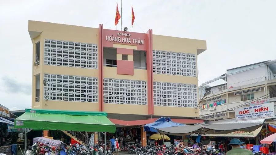 Chợ Hoàng Hoa Thám nằm ngay lòng Sài Gòn