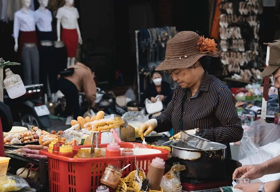 Nha Xanh Market is a destination for shopping and enjoying attractive popular cuisine