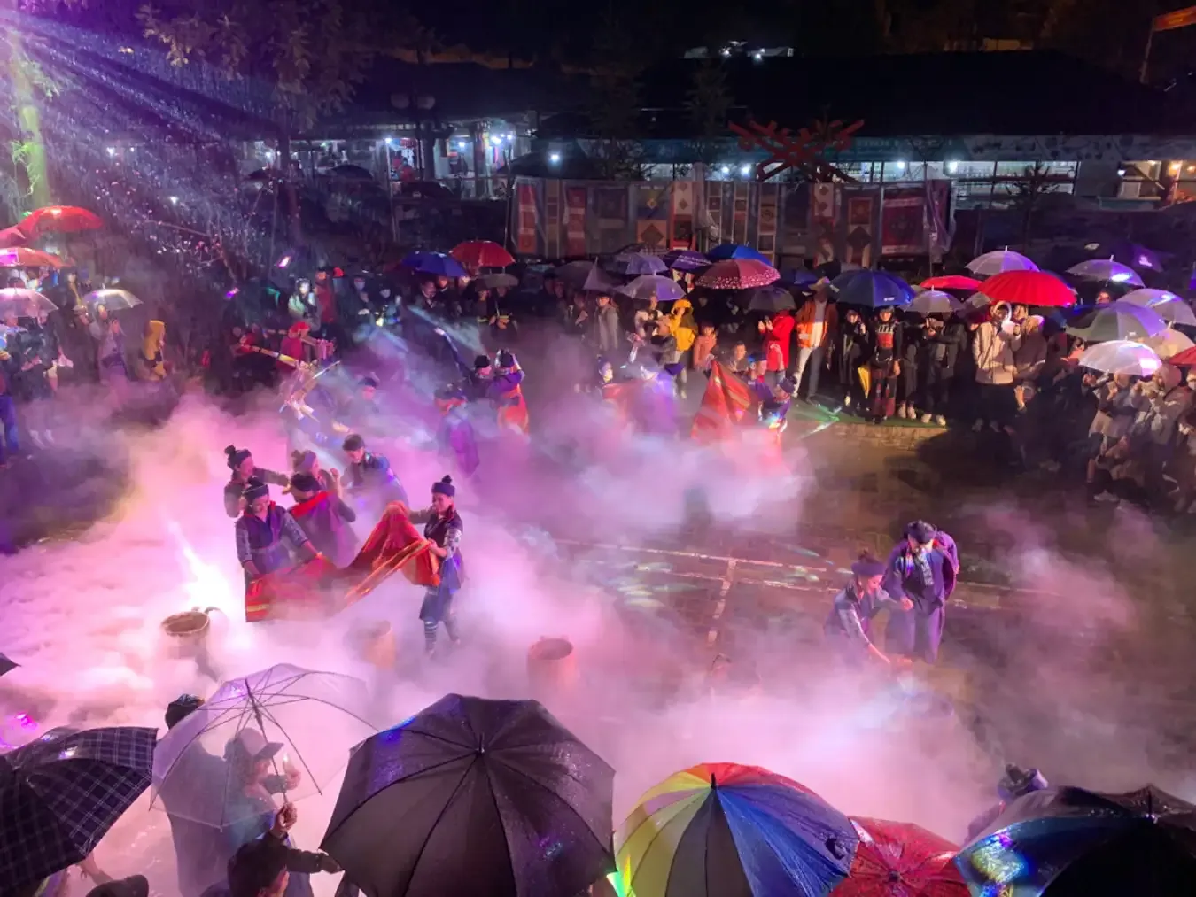 SaPa love market is bustling