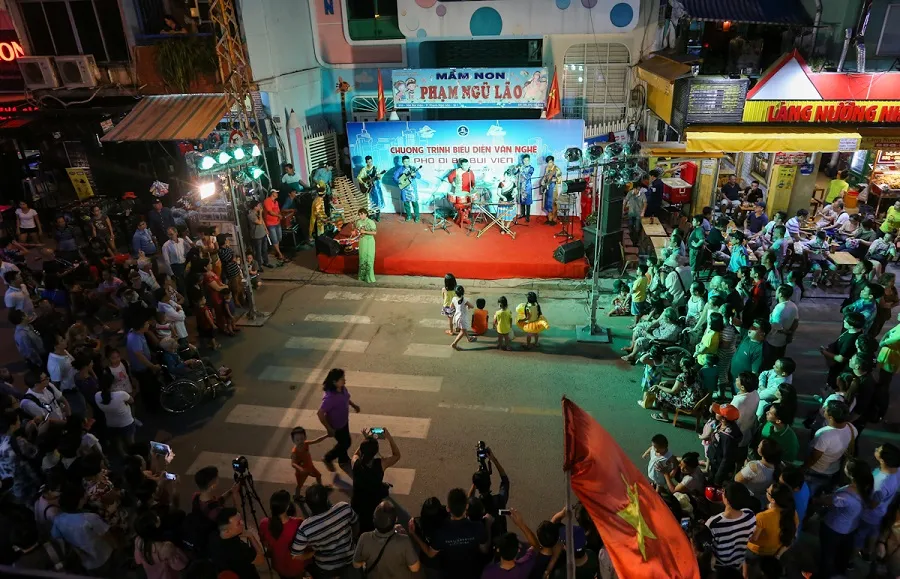 Street performances always attract tourists