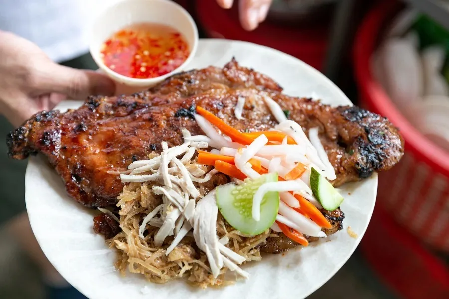Cơm tấm Bà Mười là sự kết hợp của nhiều nguyên liệu và hương vị