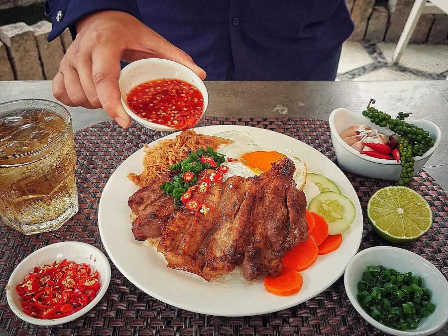 Broken rice with the highlight of dipping sauce and ribs