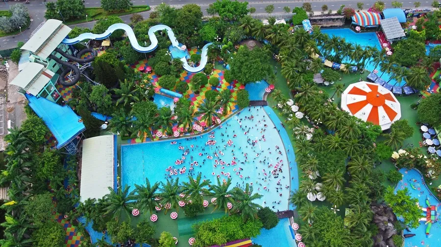 Bên trong đầm được bố trí nhiều trò chơi